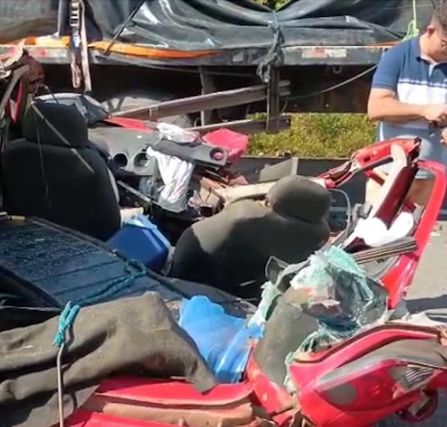 Carro é destruído em acidente violento com caminhão munk na AM-070