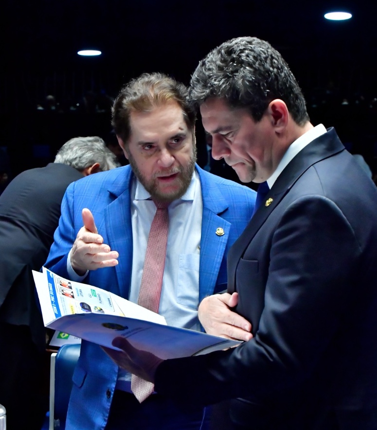 Plínio Valério propõe dividir fundo do petróleo para beneficiar universidades do Norte