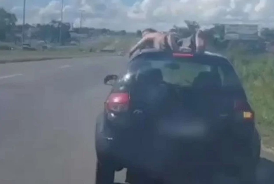 Passageiro pelado em teto de carro e motorista bêbado são presos na BR-153
