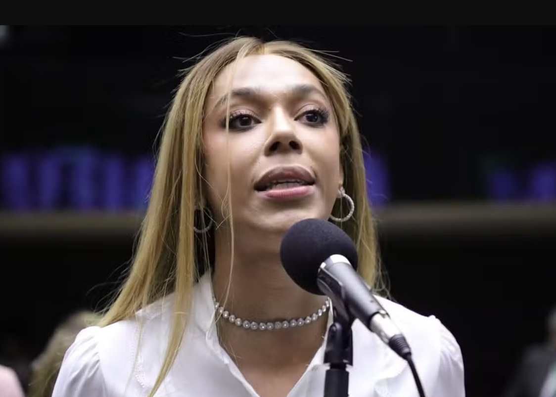 EUA emitem visto para Erika Hilton com gênero masculino: "Transfobia de Estado"