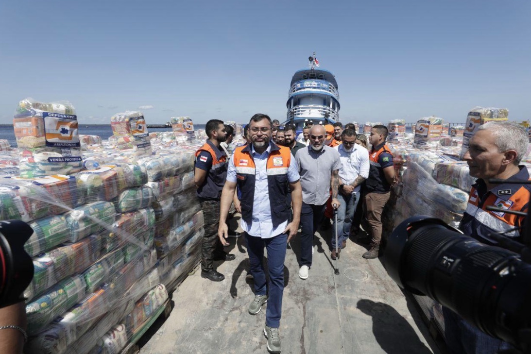 Governo do Amazonas leva alimentos e água potável para famílias afetadas pela cheia