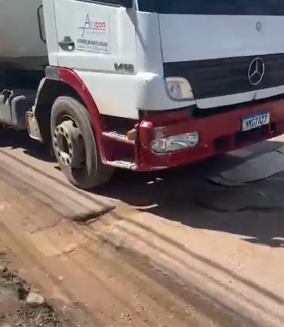 Moradores denunciam Águas de Manaus por buraco em rua no Tarumã