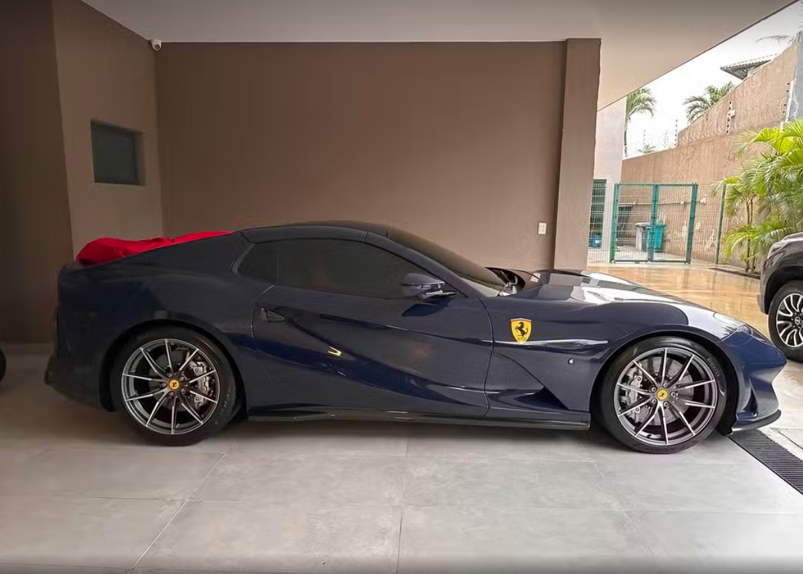 Fraude no INSS: PF apreendeu ferrari, relógios de luxo e dinheiro em espécie