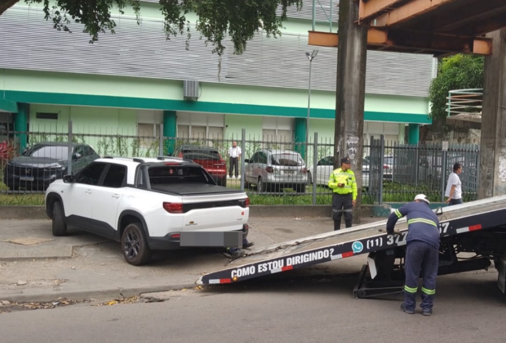 Fiscalização em Manaus remove dezenas de carros estacionados em locais proibidos
