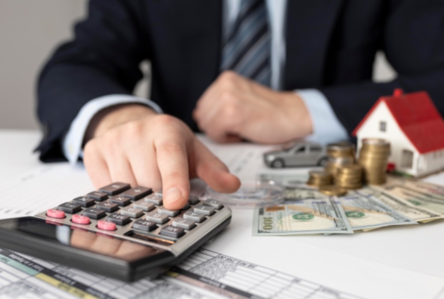 Empréstimo amarrado a seguro sem contrato e sem escolha impõe estorno e dever de indenizar no Amazonas