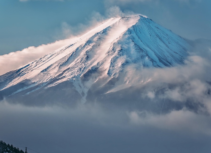 Turista é resgatado no Monte Fuji, volta ao local para procurar celular e precisa de novo socorro