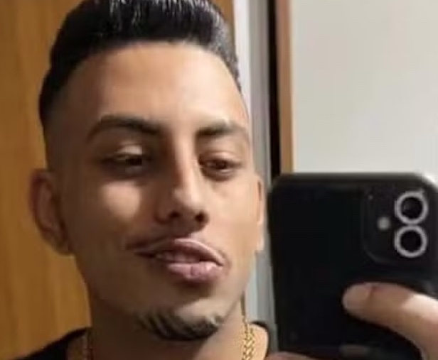 Jovem morre baleado na cabeça após amigo buzinar para pedir passagem no trânsito
