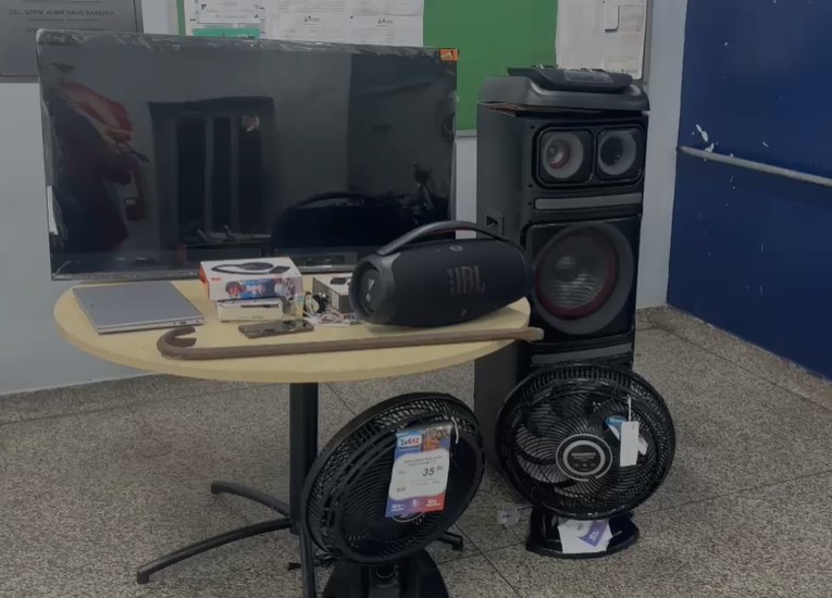 Dupla é presa suspeita de invadir e roubar loja TV Lar na Compensa