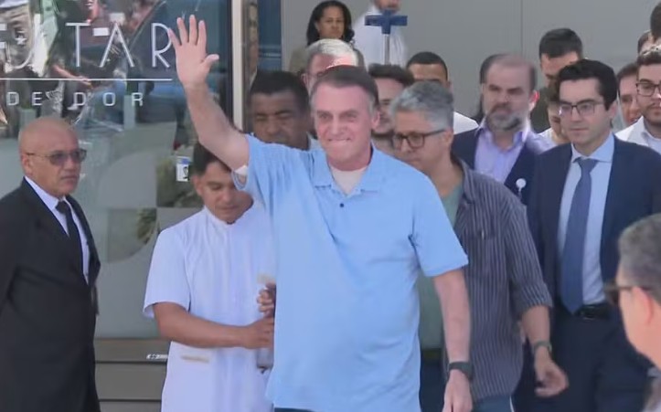 Bolsonaro recebe alta e deixa hospital em Brasília: 'Obrigado para quem orou'