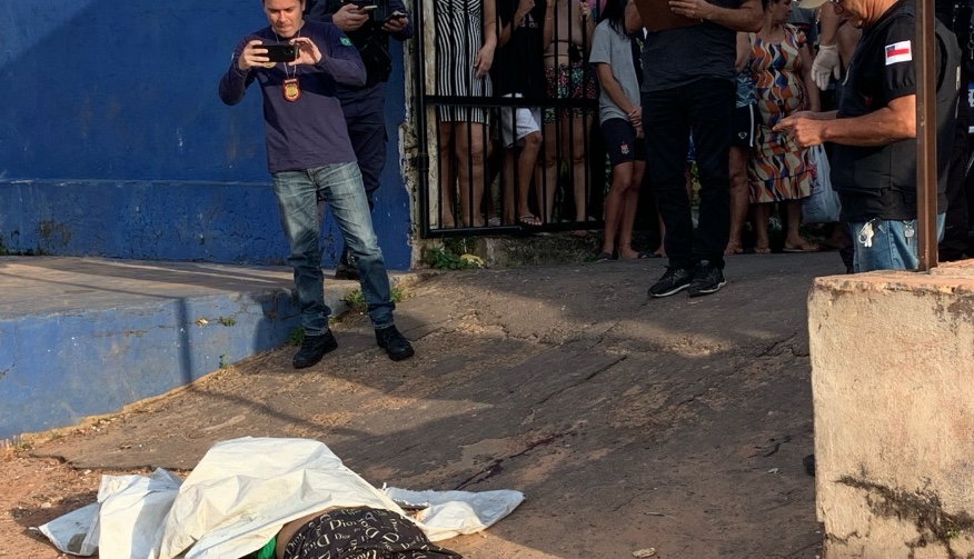 Criminosos perseguem e matam jovem com 12 tiros na Compensa