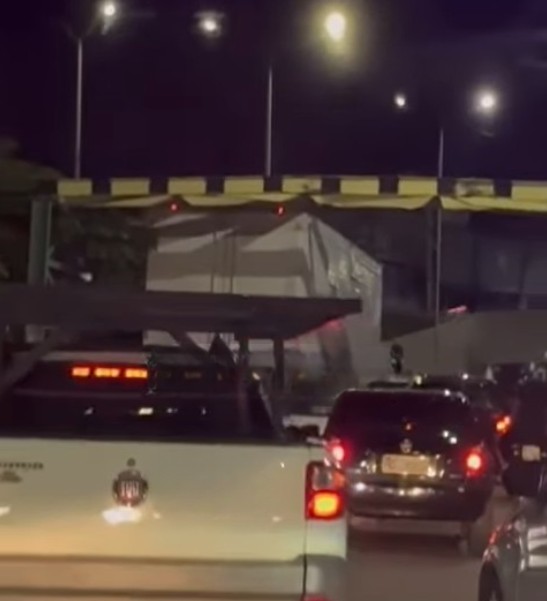 Caminhão fica preso ao colidir com limitador de altura no São Jorge