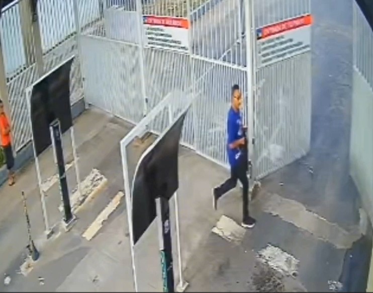 Vídeo mostra PM envolvido em agressão invadindo condomínio no Adrianópolis