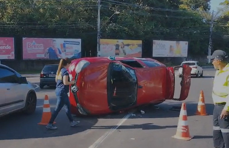 Motorista fica ferido em capotamento na Av. São Jorge