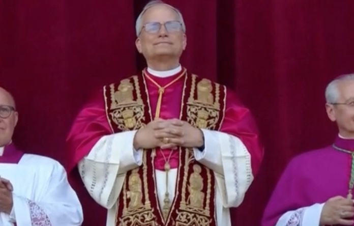 Papa Leão sai do Vaticano pela primeira vez e visita túmulo de Francisco