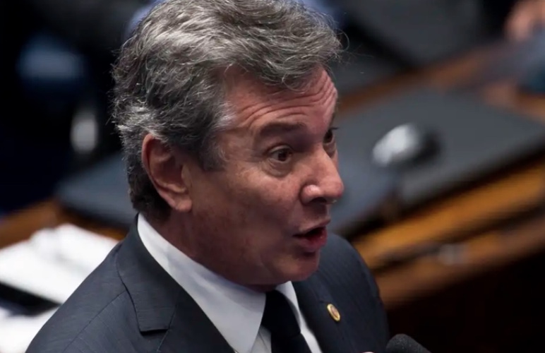 Collor tem passaporte diplomático suspenso e está proibido de deixar o Brasil