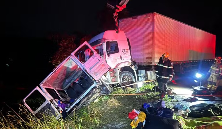 Acidente entre caminhão e micro-ônibus deixa criança e mais 8 mortos em Minas Gerais