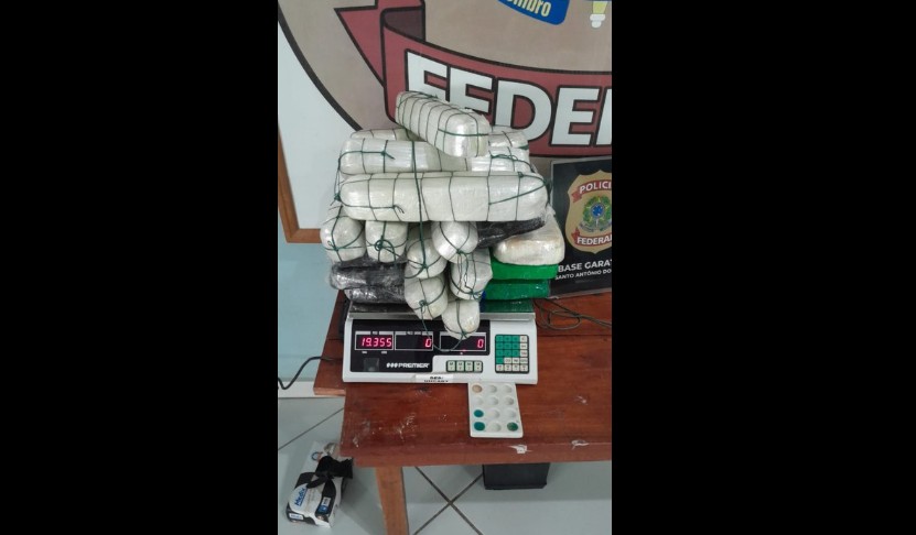 PF apreende 22 kg de drogas escondidos em saco de lixo em barco no Amazonas