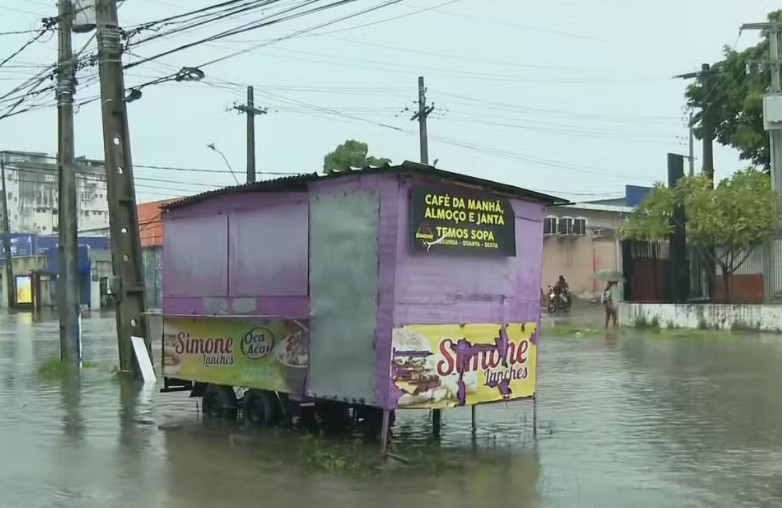 Duas pessoas morrem eletrocutadas em rua alagada em Recife 