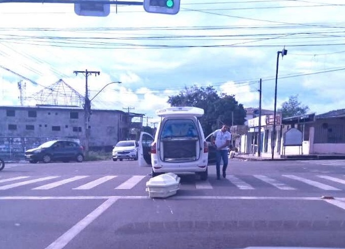 Caixão despenca de carro funerário em cruzamento em Macapá