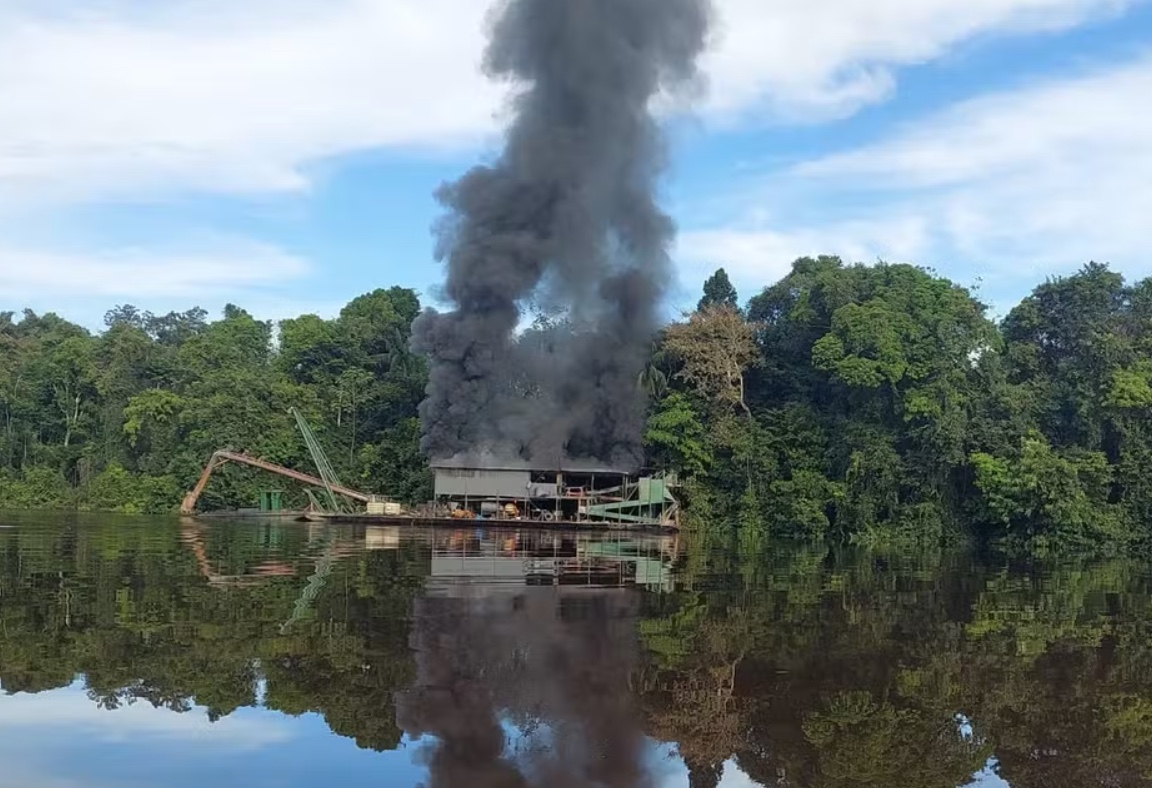 Draga usada no garimpo ilegal é destruída durante operação em Japurá
