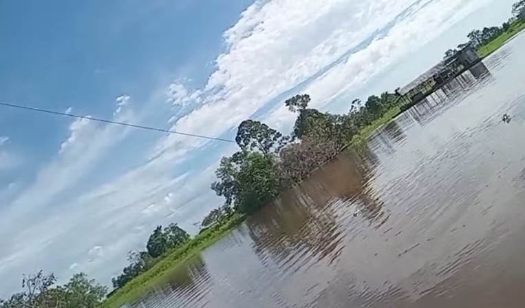 Homem morre eletrocutado após barco bater em fio de alta tensão em Manacapuru