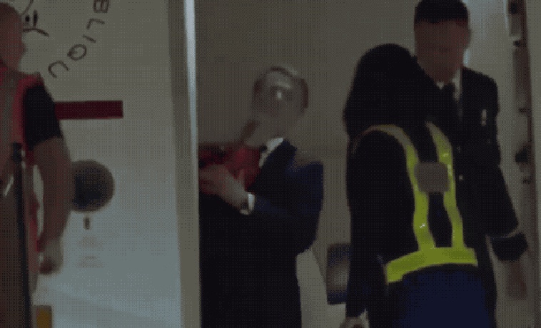 Macron minimiza vídeo em que Brigitte empurra seu rosto: 'Estávamos brincando'