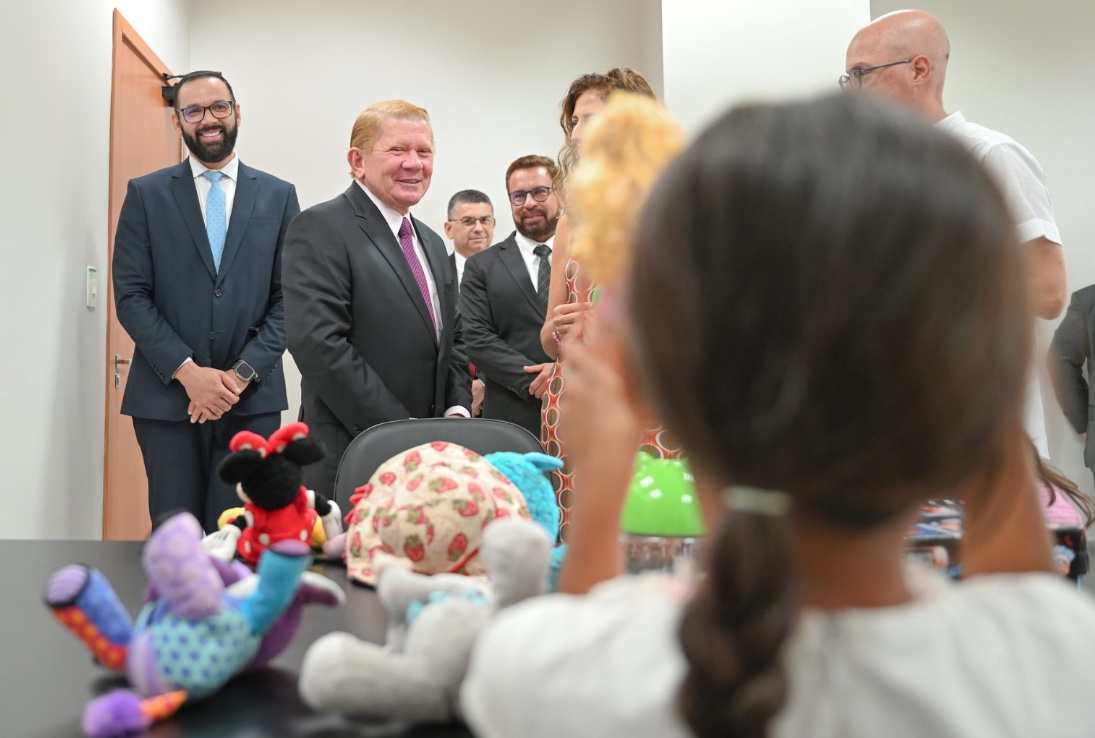 Casal italiano adota quatro irmãos do interior do Amazonas em adoção internacional