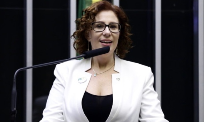 Câmara é notificada a cortar salário de Zambelli após ordem de prisão do STF