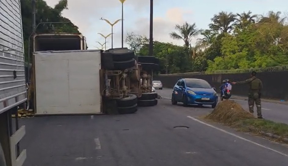 Caos: Carreta atinge muro da Base Aérea e tomba na Av. Rodrigo Otávio