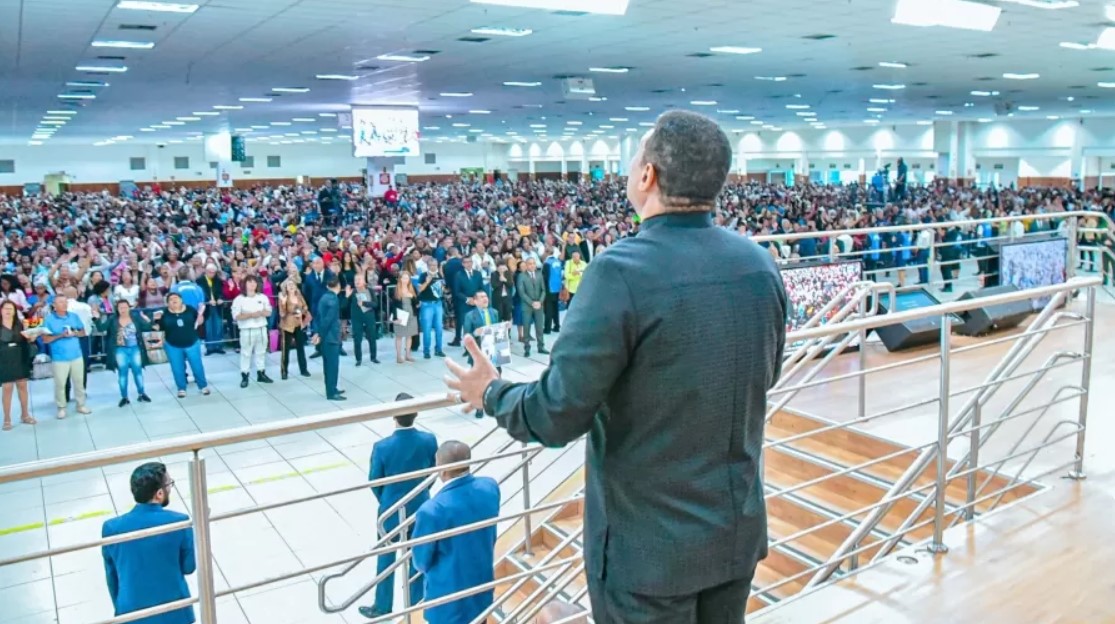Igreja Mundial fundada por Valdemiro Santiago é despejada por dívida de aluguel