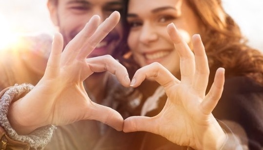 Estar com quem se ama pode contribuir para equilíbrio emocional, aponta psicólogo