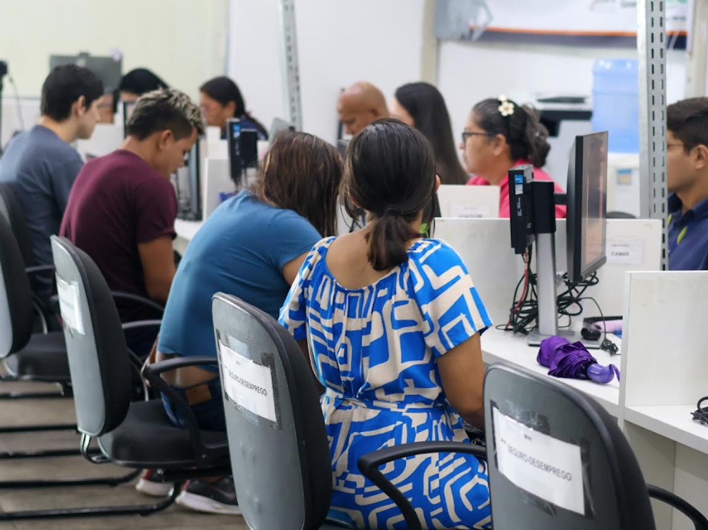 Garçom, churrasqueiro e mais: confira mais de 300 vagas de emprego no Sine Amazonas