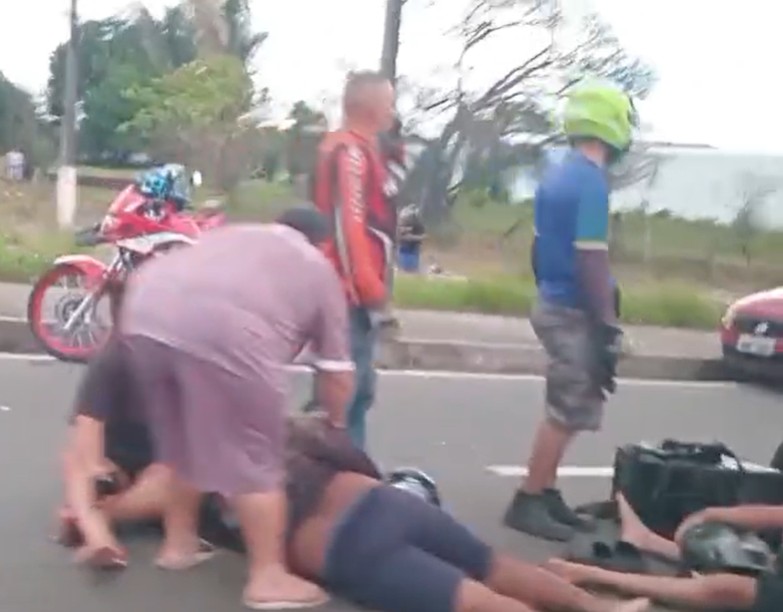 Motociclista e passageiro ficam feridos ao serem atingidos por carro na Avenida das Torres