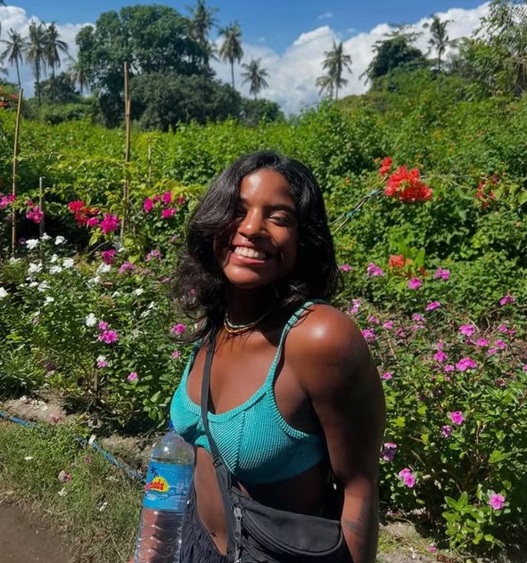 Brasileira que caiu durante trilha em vulcão na Indonésia recebe socorro