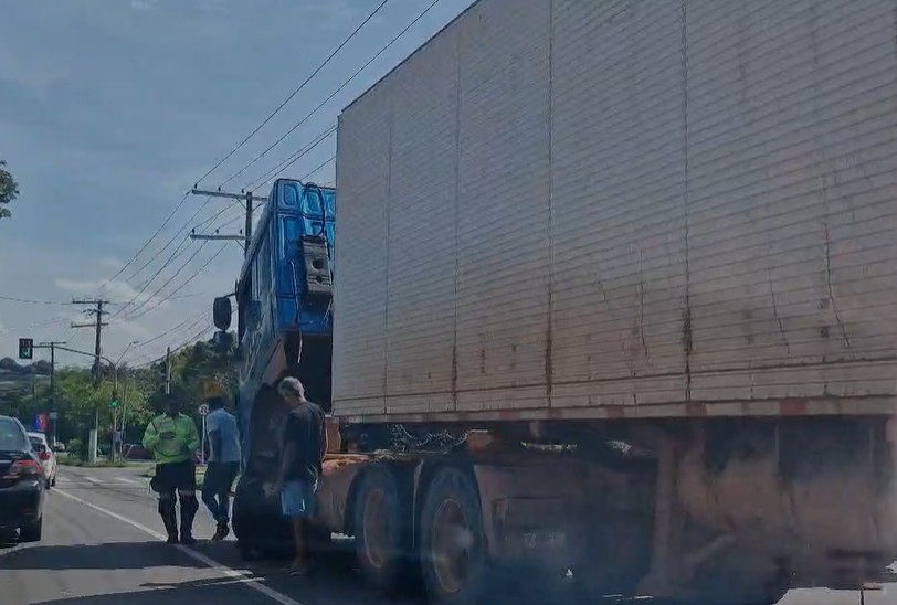 Carreta em pane complica trânsito na Av. Rodrigo Otávio no Japiim