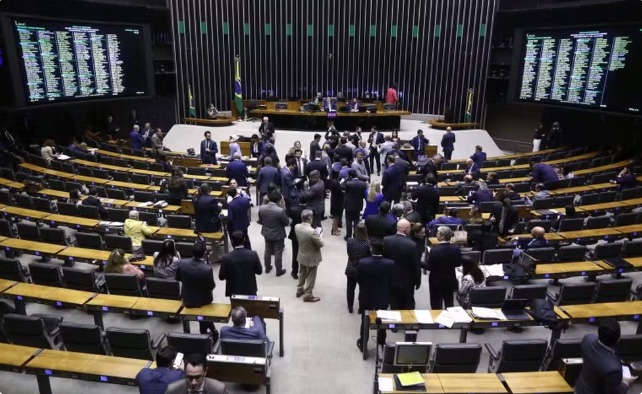 Governo sofre derrota na Câmara; cai decreto do IOF