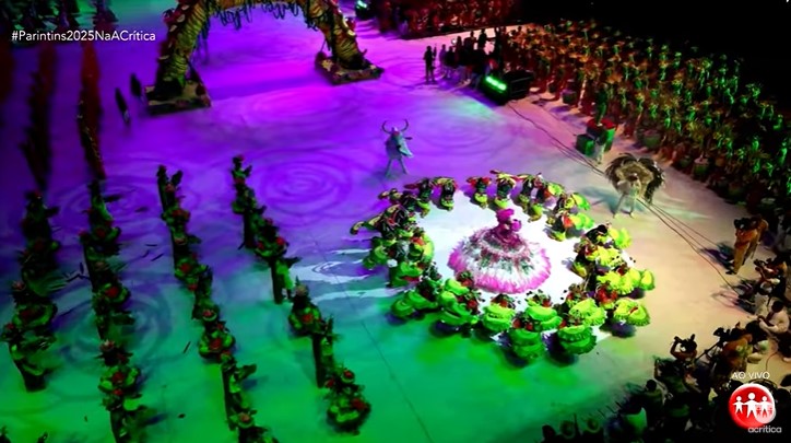 Disputando item 7, Sinhazinha entra em cena e dança com boi Garantido