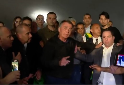 Moraes cobra explicações de advogados de Bolsonaro e alerta para risco de prisão