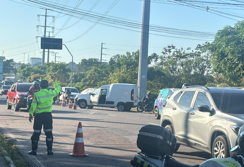 Carro roda na pista após colisão e trânsito fica caótico na Av. Brasil