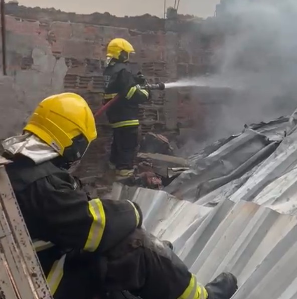 Incêndio destrói galpão de loja de roupas na Cidade Nova