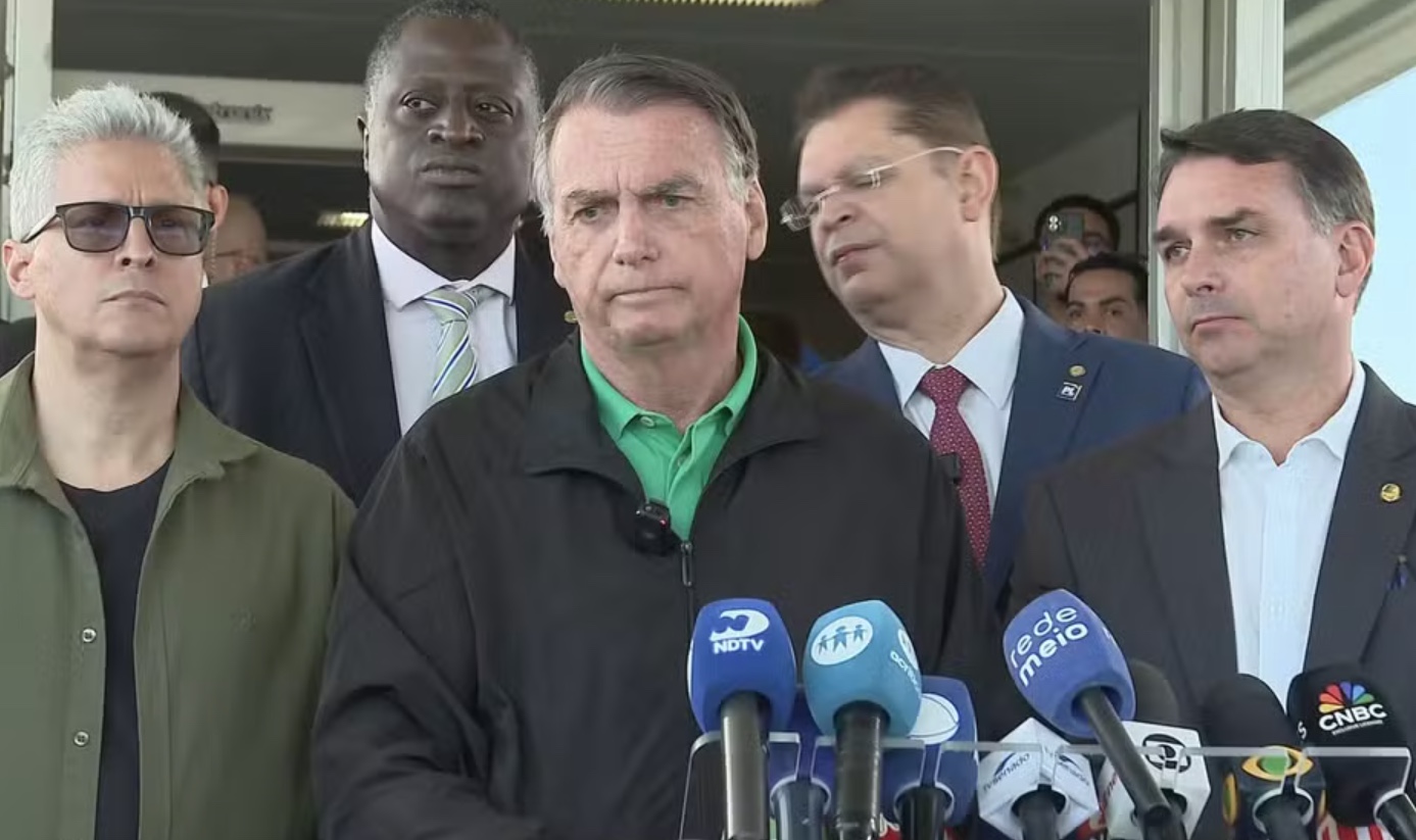 Bolsonaro se diz alvo de injustiça e afirma que não teme ser preso
