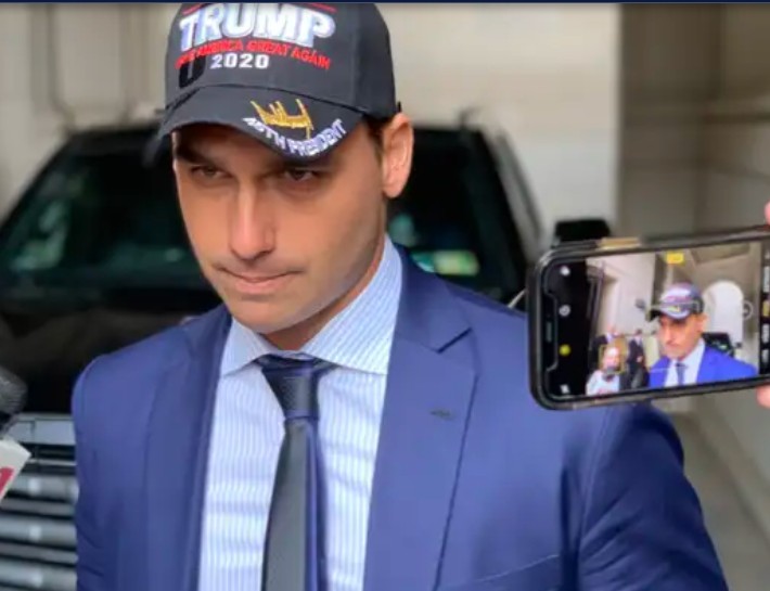 Eduardo Bolsonaro repercute medida cautelar que proíbe comunicação com pai