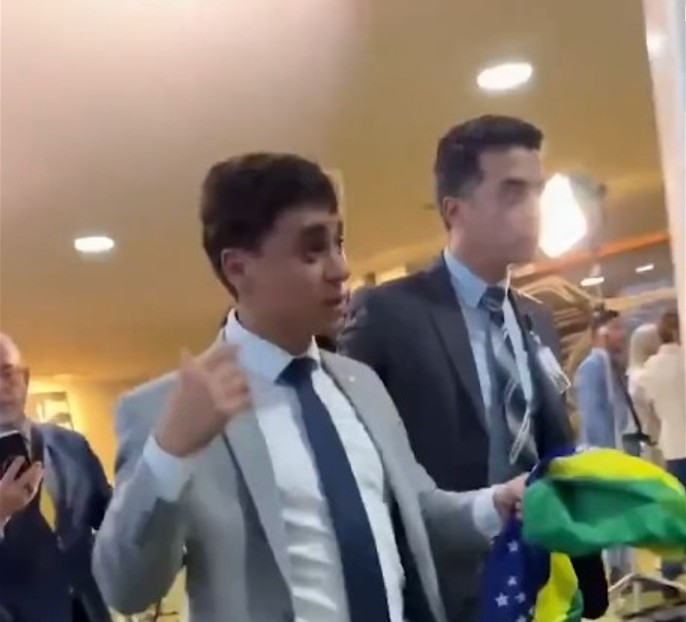 Nikolas Ferreira sofre corte no olho durante tumulto em visita de Bolsonaro na Câmara