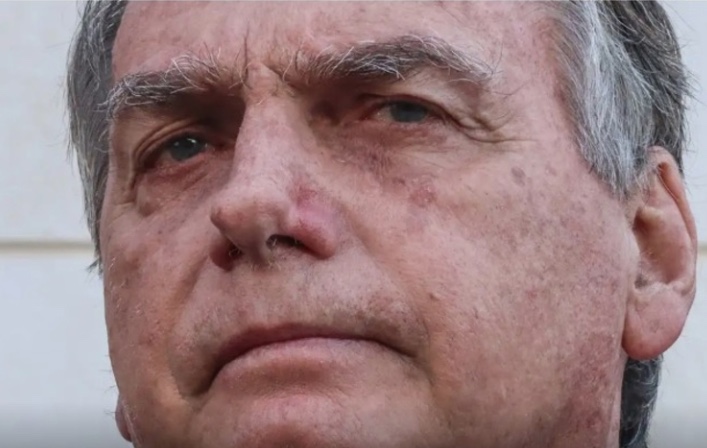 Pen drive apreendido em casa de Bolsonaro é irrelevante, diz PF