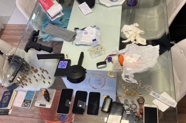 Casal é encontrado morto após criança notar sangue escorrendo na parede de prédio