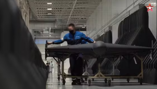 Adolescentes são recrutados na Rússia para fabricar drones kamikaze, diz TV estatal 