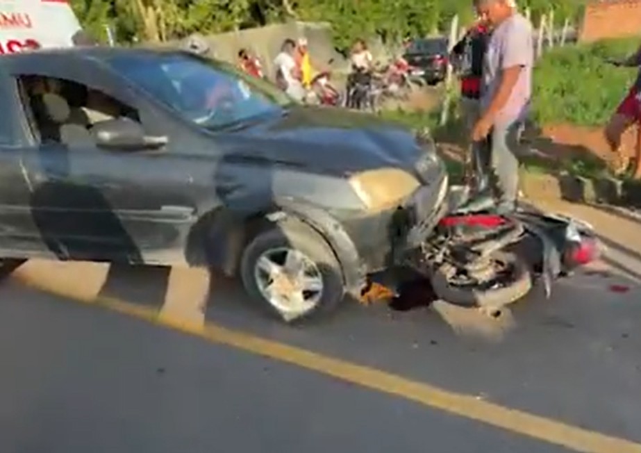 Jovem é arremessado de moto durante colisão com carro em Itacoatiara