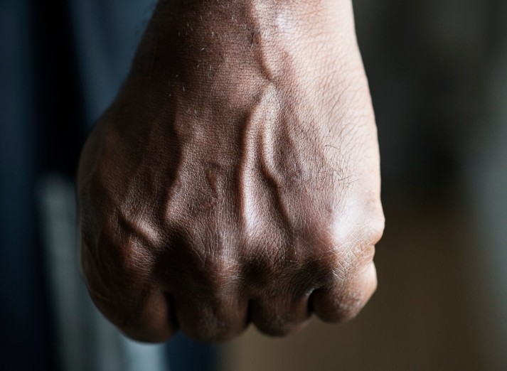 Padrasto invade casa e leva surra do marido da enteada no Cidade de Deus