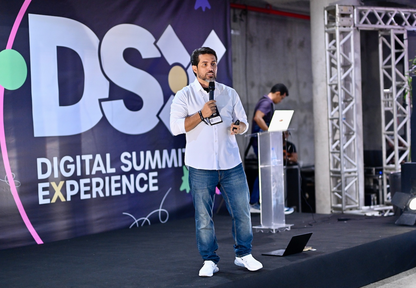 Com plateia cheia, Jack Serafim defende marketing político adaptado à realidade do Amazonas