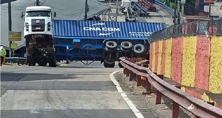 Contêiner tomba e bloqueia acesso ao Porto Chibatão em Manaus